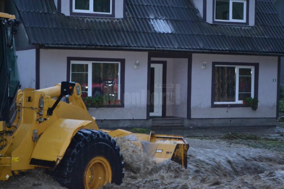 Intervenții ale pompierilor militari suceveni, în urma ploilor de luni