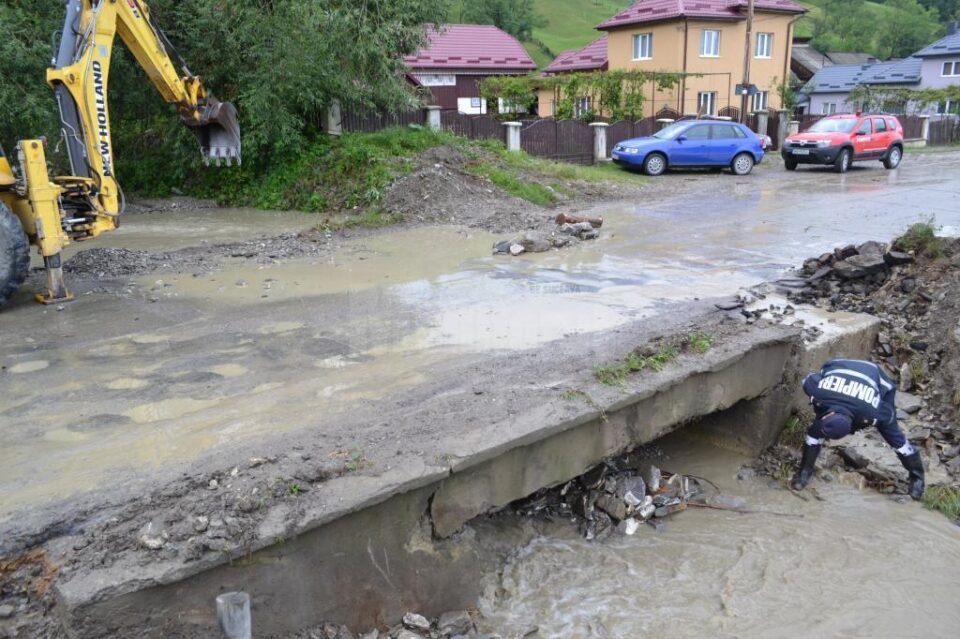 Intervenții ale pompierilor militari suceveni, în urma ploilor de luni