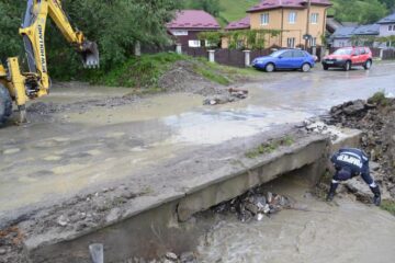 Intervenții ale pompierilor militari suceveni, în urma ploilor de luni