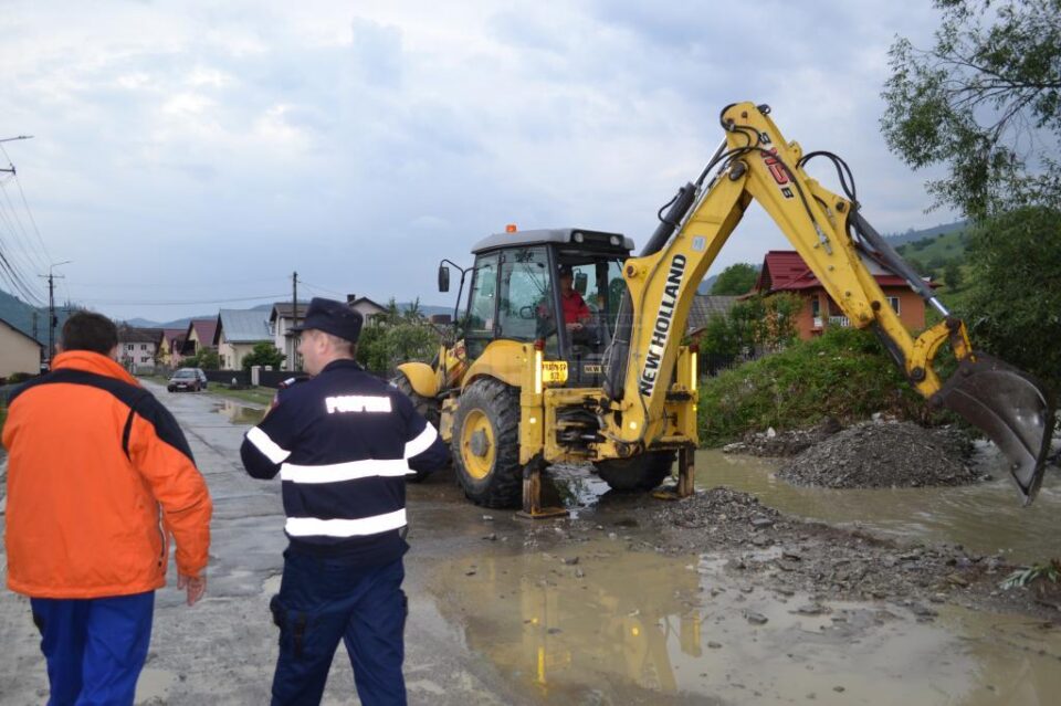 Intervenții ale pompierilor militari suceveni, în urma ploilor de luni