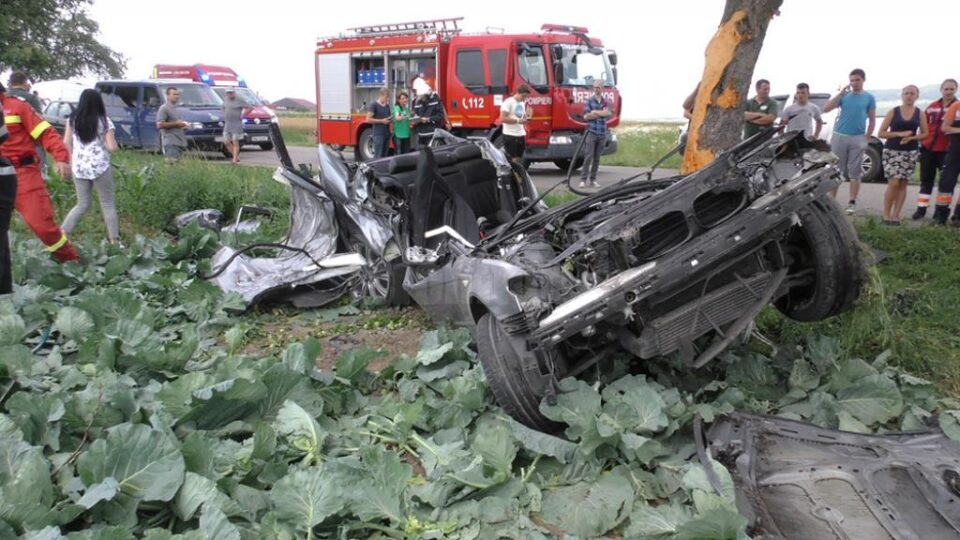 În urma impactului violent autoturismul aproape s-a rupt în două