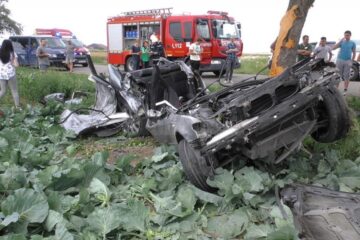 În urma impactului violent autoturismul aproape s-a rupt în două