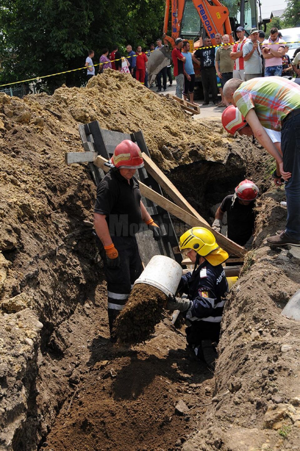 Un bărbat a murit după ce un mal de pământ s-a surpat peste el