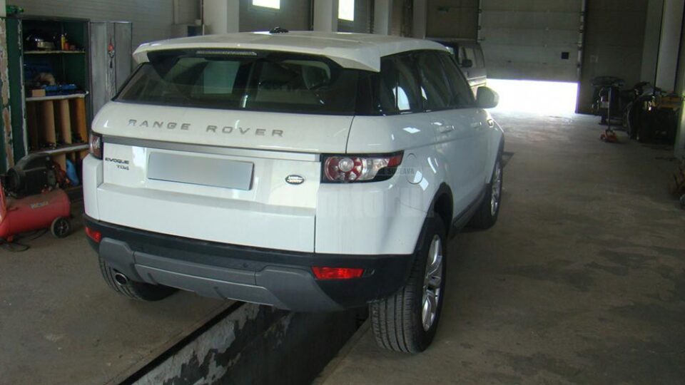 Autoturismul, evaluat la circa 36.000 de euro, care fusese dat în urmărire de autoritățile italiene în urmă cu trei luni, a fost descoperit de lucrătorii din Punctul de Trecere a Frontierei (PTF) Siret