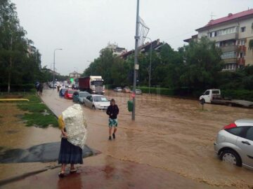 Străzi acoperite de apă din cauza ploilor torențiale abătute asupra Sucevei