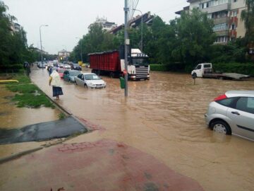 Străzi acoperite de apă din cauza ploilor torențiale abătute asupra Sucevei