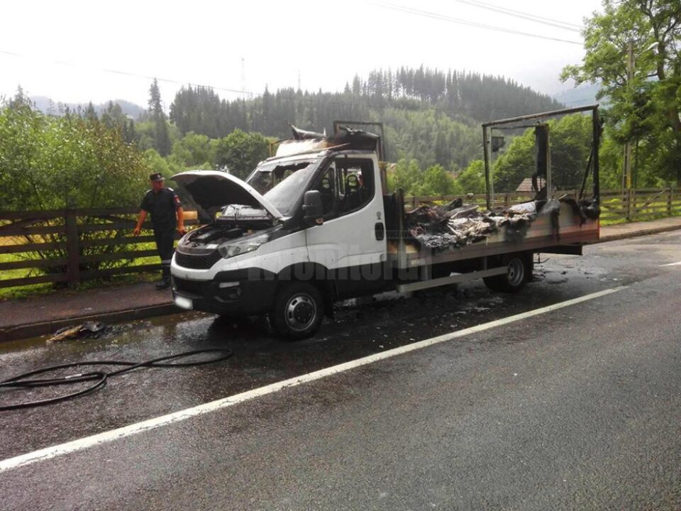 Autoutilitara a fost cuprinsă de flăcări, întreaga încărcătură de pui pierind în incendiu Autoutilitara a fost cuprinsă de flăcări, întreaga încărcătură de pui pierind în incendiu