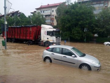 Străzi acoperite de apă din cauza ploilor torențiale abătute asupra Sucevei