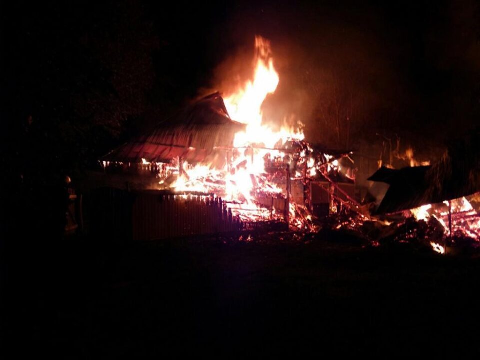 Un incendiu devastator a distrus o gospodărie din comuna Drăgoiești
