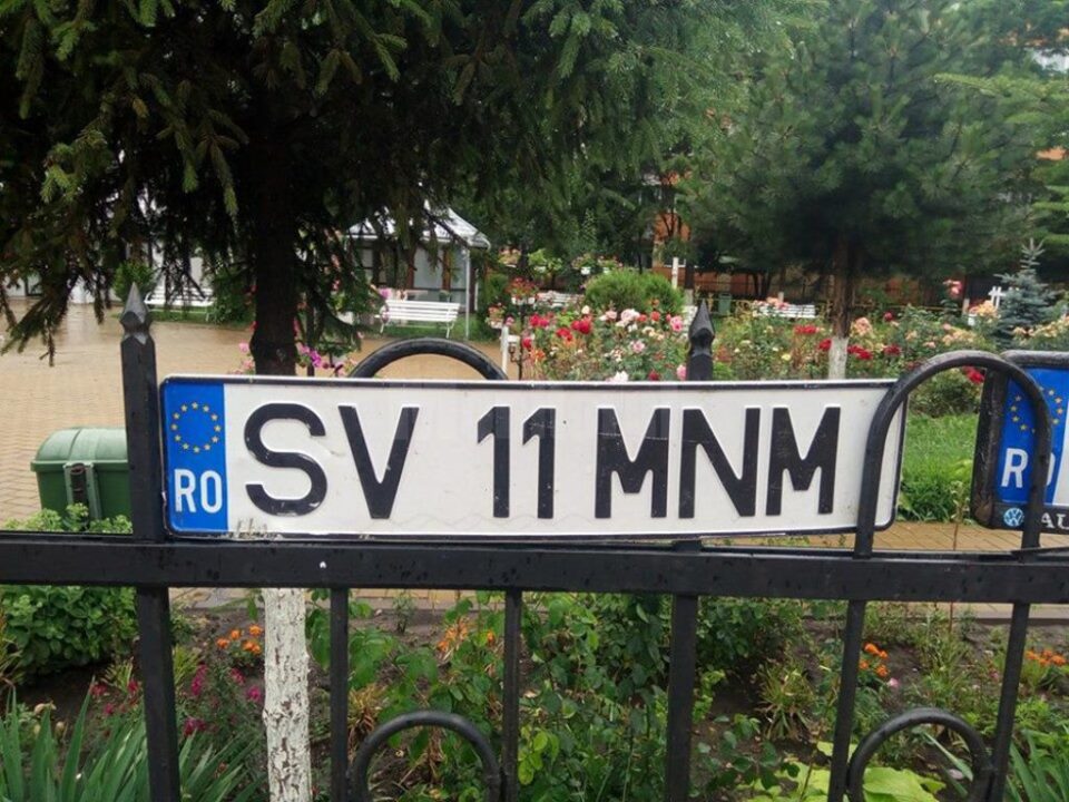 Un sucevean a recuperat 30 de numere de la mașini, plăcuțe luate de ape pe străzile Sucevei
