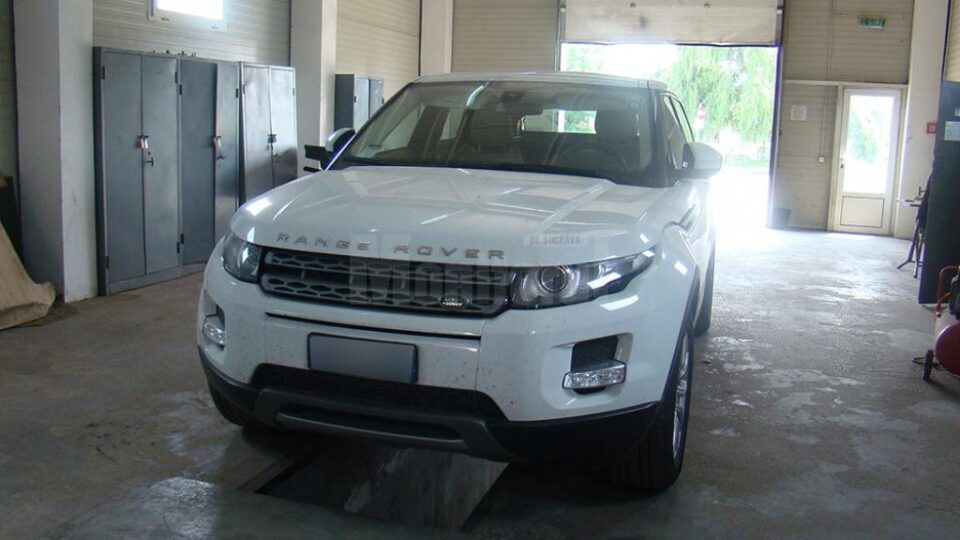 Autoturismul, evaluat la circa 36.000 de euro, care fusese dat în urmărire de autoritățile italiene în urmă cu trei luni, a fost descoperit de lucrătorii din Punctul de Trecere a Frontierei (PTF) Siret