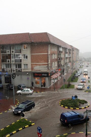 Ploaia torențială a inundat străzile Sucevei