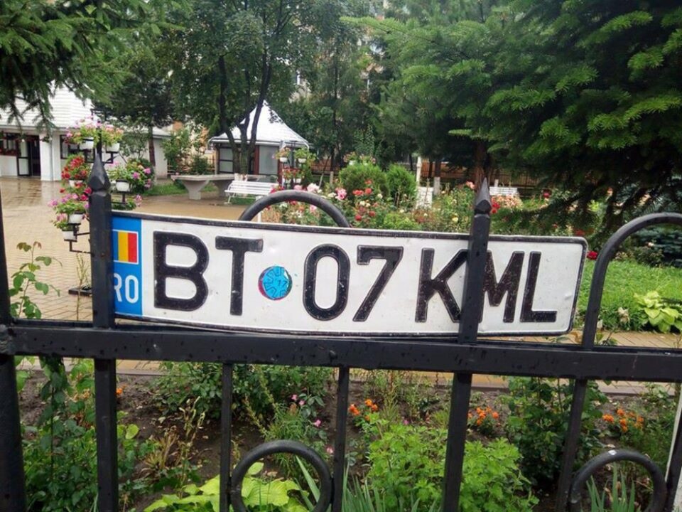 Elisei Boghean a găsit și strâns aproximativ 30 de plăcuțe cu numere de înmatriculare