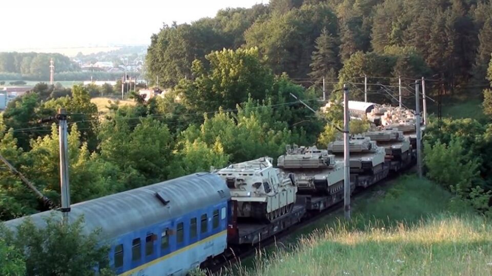 Două trenuri cu zeci de tancuri americane de luptă au tranzitat Suceava