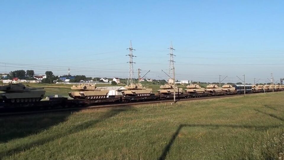 Două trenuri cu zeci de tancuri americane de luptă au tranzitat Suceava
