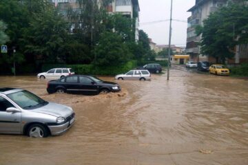 Calea Burdujeni, transformată în lac de acumulare de ploile abundente. Foto: Elisei Boghean