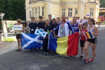 Antrenorul Cristian Prâsneac alături de sportivii săi la Cupa Mondială