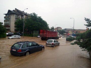 Străzi acoperite de apă din cauza ploilor torențiale abătute asupra Sucevei