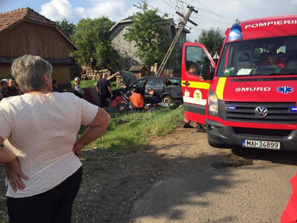 Un bărbat mort și un altul rănit, după ce mașina în care se aflau a intrat într-un stâlp