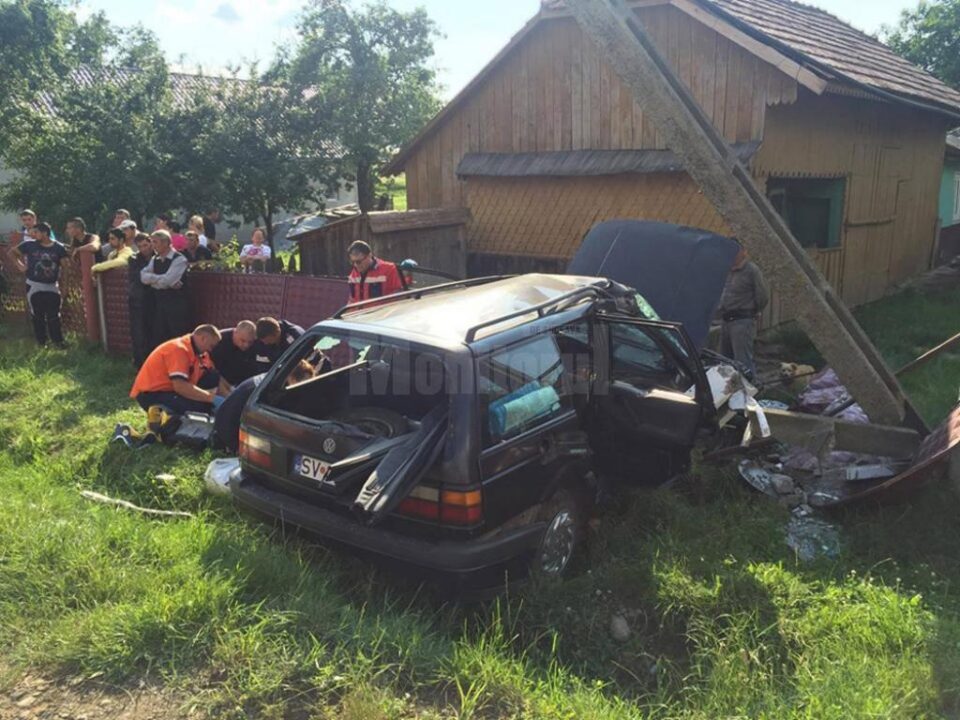 Un bărbat mort și un altul rănit, după ce mașina în care se aflau a intrat într-un stâlp