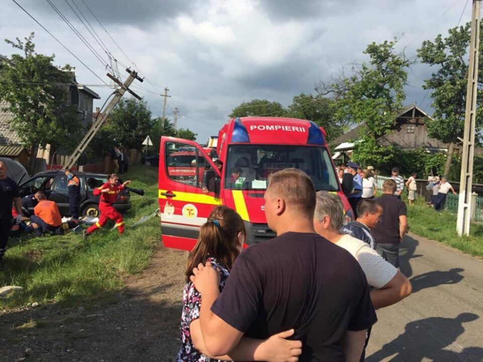 Un bărbat mort și un altul rănit, după ce mașina în care se aflau a intrat într-un stâlp