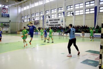 Primăria va da 280.000 de lei pentru noua suprafață de joc și 50.000 pentru renovarea tavanului din sala LPS