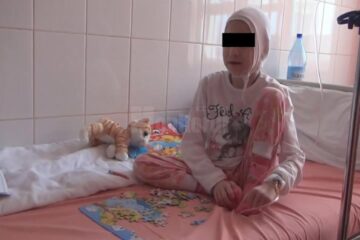 Adina, în 2013, cântărea doar 16 kilograme, după ce fusese hrănită toată viața ei numai cu lapte și apă cu zahăr