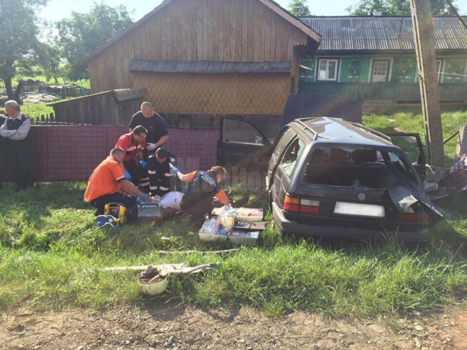 Mașina s-a izbit violent într-un stâlp de pe marginea drumului