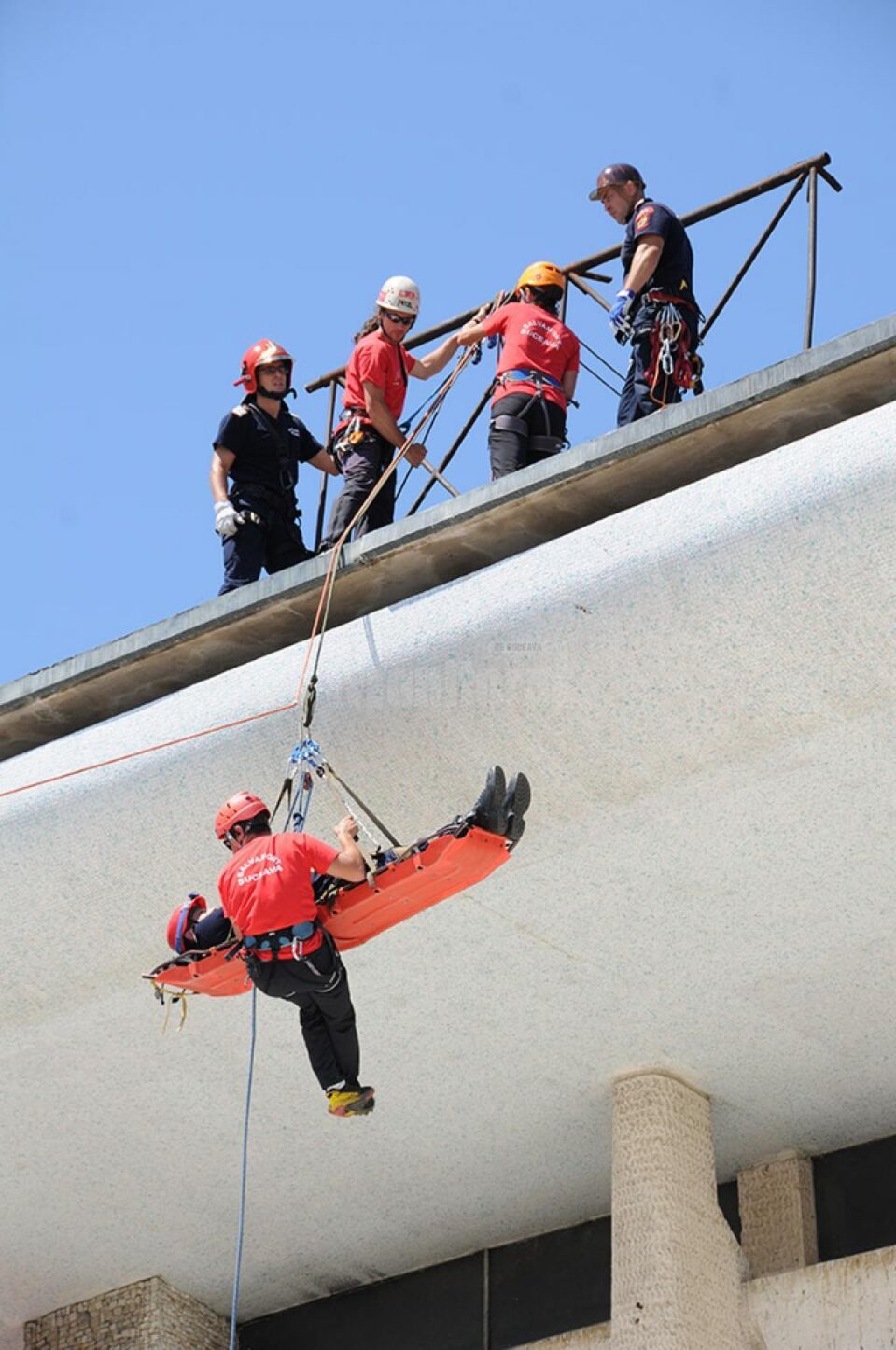 Spectaculoasă pentru cei care au urmărit acțiunea a fost coborârea în rapel a victimelor rănite, cu participarea salvatorilor montani Spectaculoasă pentru cei care au urmărit acțiunea a fost coborârea în rapel a victimelor rănite, cu participarea salvatorilor montani