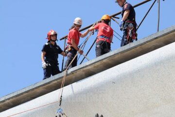Spectaculoasă pentru cei care au urmărit acțiunea a fost coborârea în rapel a victimelor rănite, cu participarea salvatorilor montani