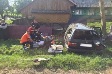 Mașina s-a izbit violent într-un stâlp de pe marginea drumului