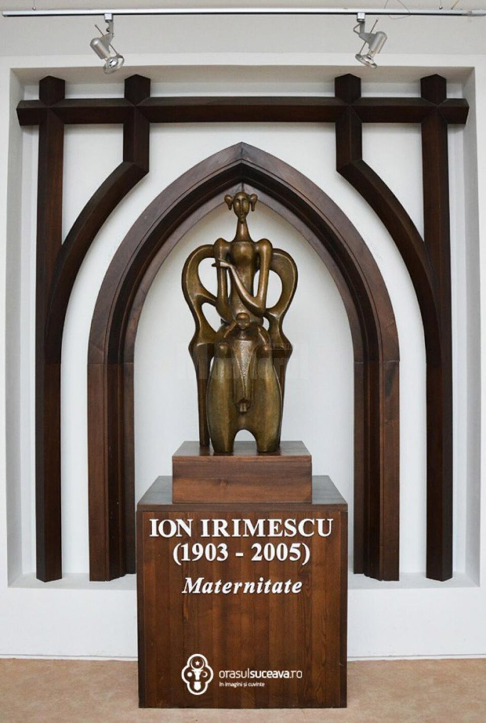 Bătălia statuilor în Palatul Administrativ Suceava: ”Ștefan cel Mare” a înlocuit din nou ”Maternitatea”