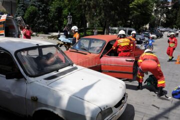 În timpul exercițiului, un accident rutier produs în fața Prefecturii a îndreptat într-acolo echipajele de descarcerare