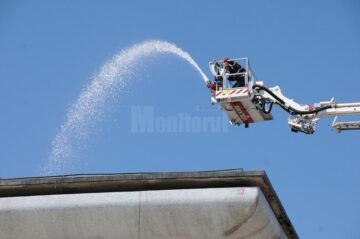 Autoplatforma a acționat deasupra acoperișului Casei de Cultură pentru stingerea incendiului produs