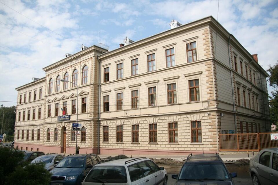 O elevă de la Colegiul Național „Ștefan cel Mare” din Suceava, Elena Sabina M. Cozmei, și un elev de la Școala Gimnazială Nr. 1 Suceava, Călin C. Stafie, au obținut media 10 la evaluarea națională