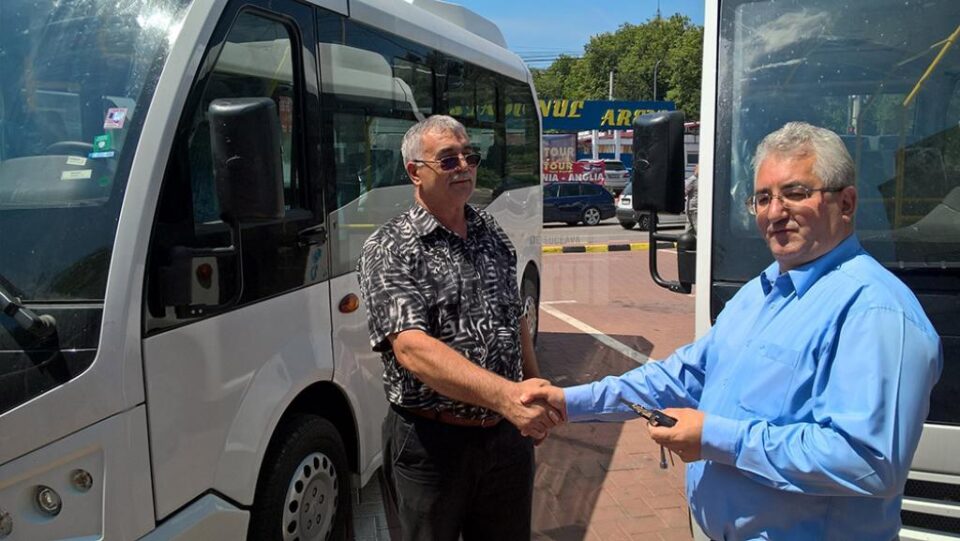 Primarul Ion Lungu înmânează șoferilor cheile noilor microbuze