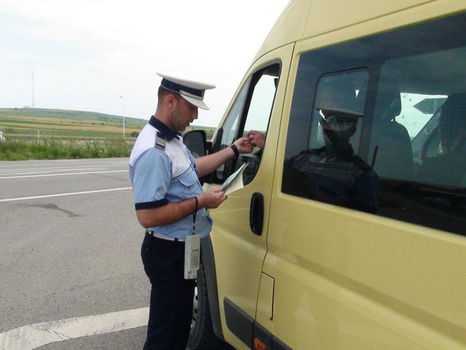 Aproape o sută de microbuze și autocare, controlate de 22 de echipaje de polițiști, în județ