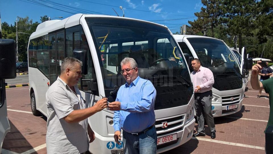 Primarul Ion Lungu înmânează șoferilor cheile noilor microbuze