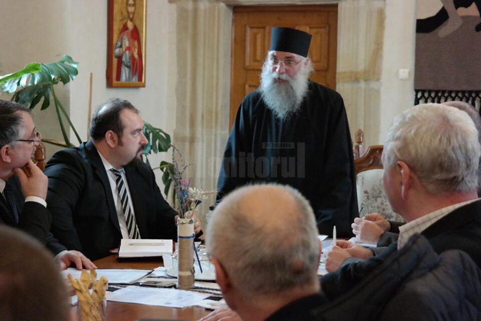 Întâlnirea la care au participat șefi de la CFR Călători, primari și directori de școli din zonă și starețul Melchisedec Velnic