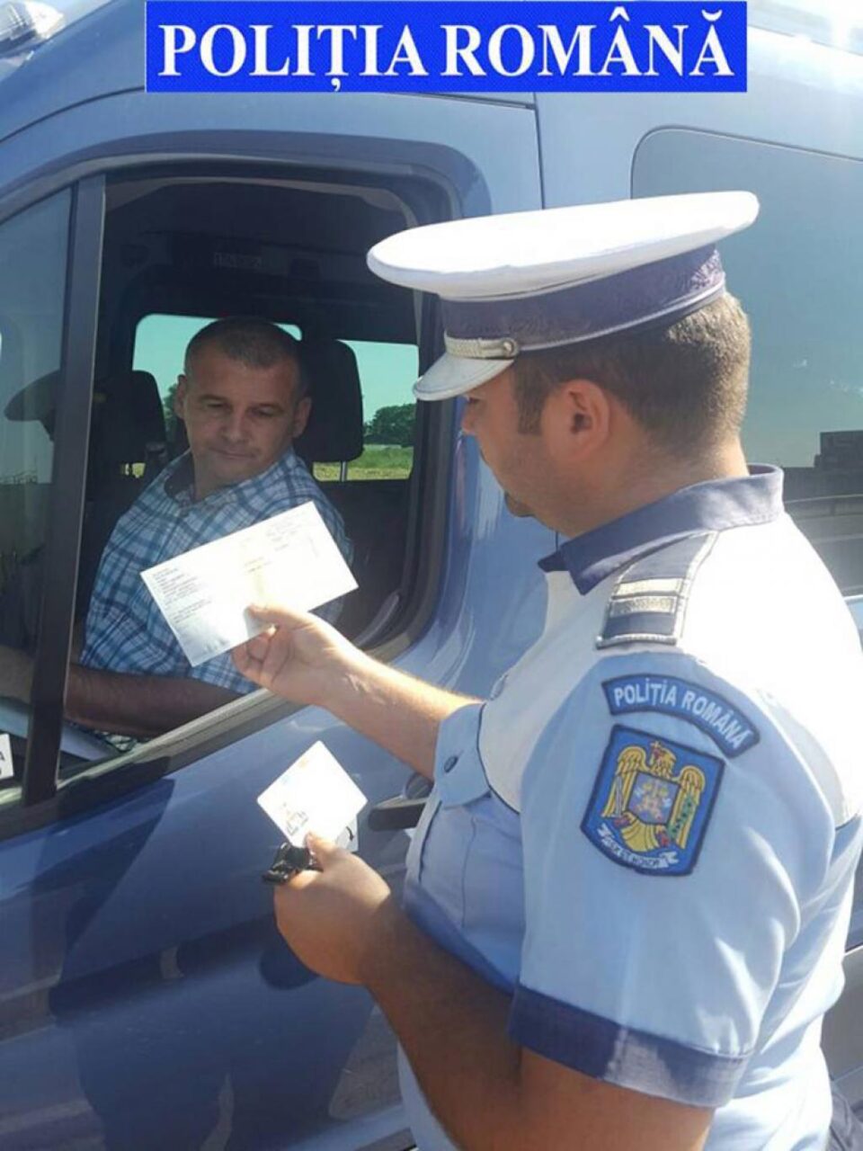 Aproape o sută de microbuze și autocare, controlate de 22 de echipaje de polițiști, în județ