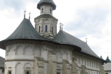 Aproape 4.000 de credincioși l-au sărbătorit sâmbătă, la Mănăstirea Putna, pe Sfântul Ștefan cel Mare