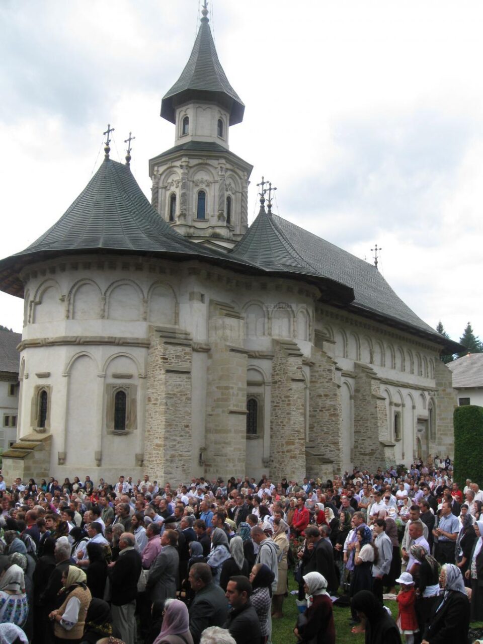 Aproape 4.000 de credincioși l-au sărbătorit sâmbătă, la Mănăstirea Putna, pe Sfântul Ștefan cel Mare