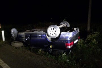 Mașina răsturnată