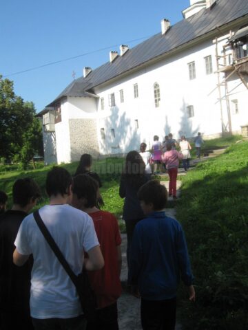 Copiii care participă la cateheză la Biserica „Sf. Dumitru” din Suceava au mers în excursie la mănăstirile din Neamț