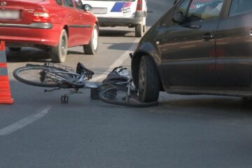 Doi bicicliști au murit în accidente