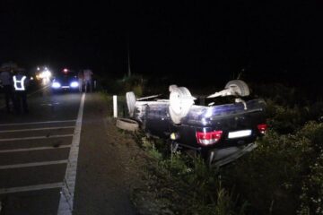 La sosirea pompierilor, autoturismul era răsturnat pe cupolă în șanț, un bărbat fiind încarcerat în interior