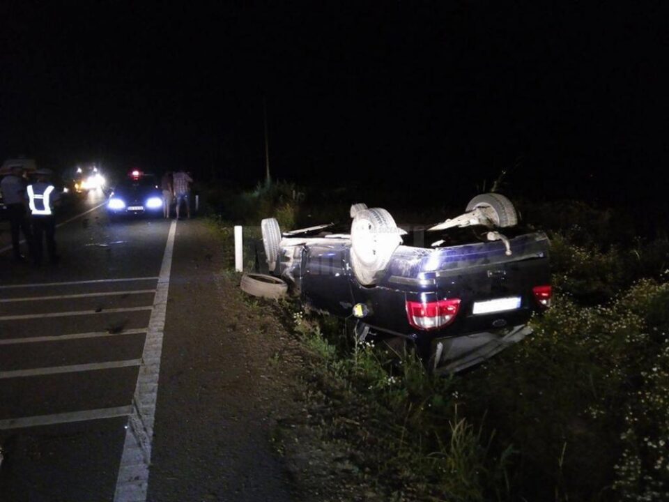 La sosirea pompierilor, autoturismul era răsturnat pe cupolă în șanț, un bărbat fiind încarcerat în interior La sosirea pompierilor, autoturismul era răsturnat pe cupolă în șanț, un bărbat fiind încarcerat în interior