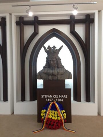 O jerbă de flori a fost depusă de conducerea Consiliului Județean și la bustul lui Ștefan cel Mare din holul Palatului Administrativ