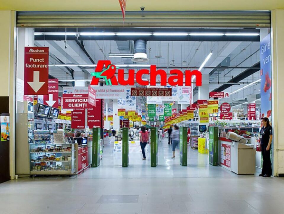 Rețeaua de hipermarketuri Auchan este pusă la dispoziția acestora pentru desfacerea produselor fabricate în România Rețeaua de hipermarketuri Auchan este pusă la dispoziția acestora pentru desfacerea produselor fabricate în România