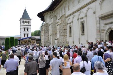 Aproape 4000 de credincioși, prezenți la Mănăstirea Putna la sărbătoarea Sfântului Ștefan cel Mare